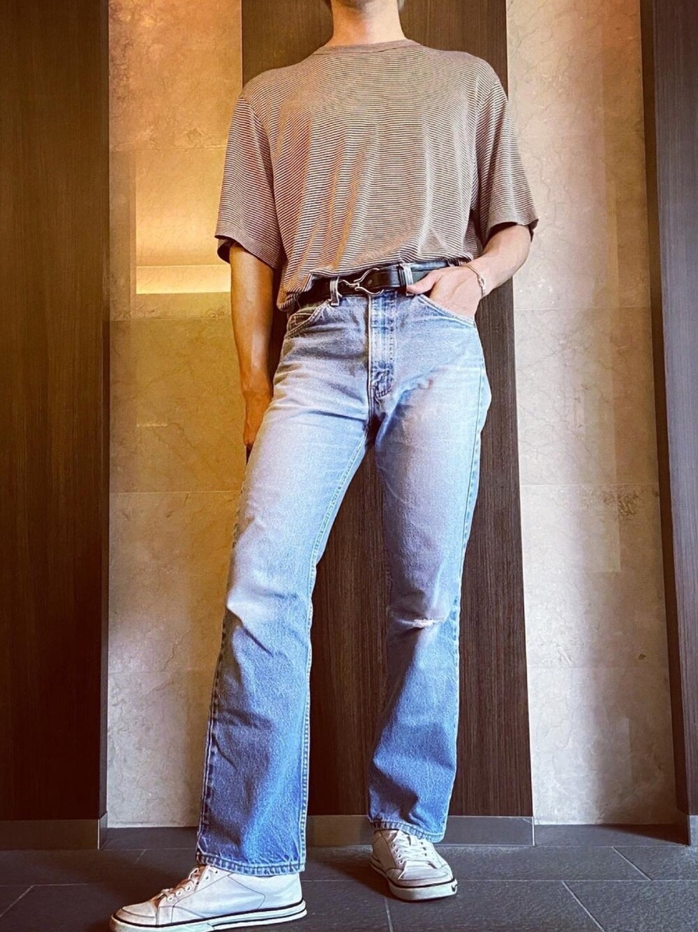 「タックイン、タックインコーデ、ボーダー、ボーダートップス、ボーダーニット、ボーダーTシャツ、フレアパンツ、80年代、80年代コーデ、URU」｜「URUの【URU / ウル】 CREW NECK S/S KNIT（ニット/セーター、ブラウン系）」を使った、HarutakaTomiyoshiさん（メンズ・183cm）の夏コーディネートの1枚目の写真