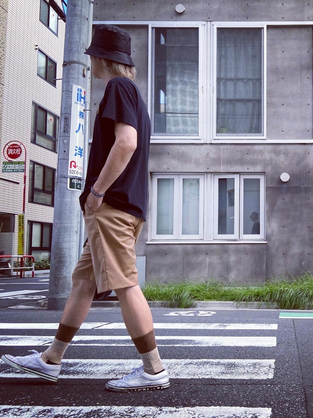 「ハーフパンツ、ハーフパンツコーデ、ハーフパンツ ベージュ、シンプル、シンプルコーデ、シンプルスタイル、Tシャツと短パン…、ラフ、ラクチンコーデ、ラフコーデ」｜「JW Andersonのアイテム（Tシャツ/カットソー、ブラック系）」を使った、HarutakaTomiyoshiさん（メンズ・183cm）の秋コーディネートの1枚目の写真