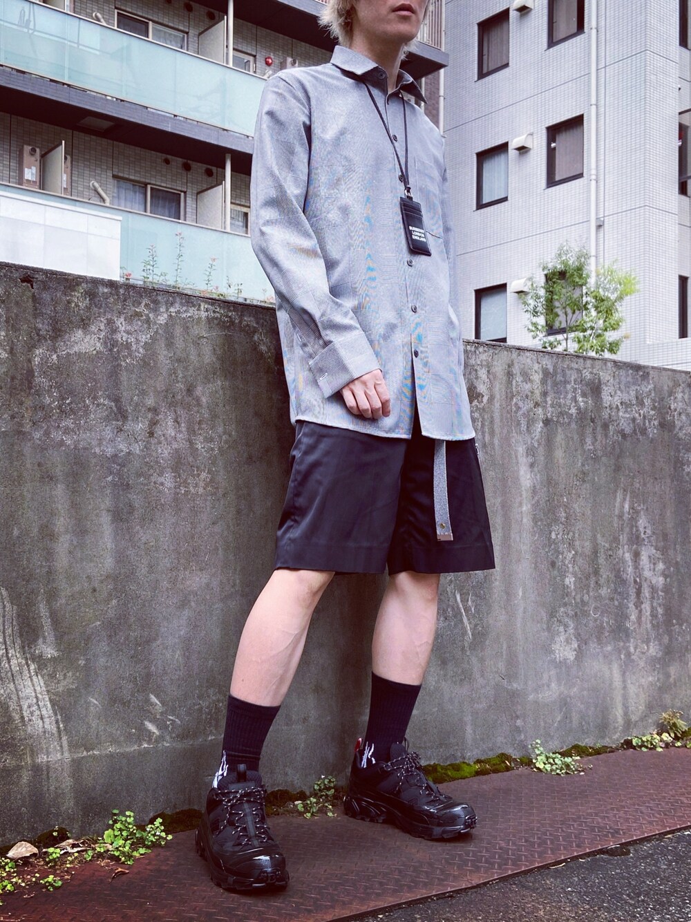 「チェックシャツ、秋服準備はじめました、モノトーン、モノトーンコーデ、ガチャベルト、ガチャベルトコーデ、ハーフパンツ、ハイソックス、ハイソックスにスニーカー、シンプル」｜「Etudes Studioのアイテム（シャツ/ブラウス、グレー系）」を使った、HarutakaTomiyoshiさん（メンズ・183cm）の秋コーディネートの1枚目の写真