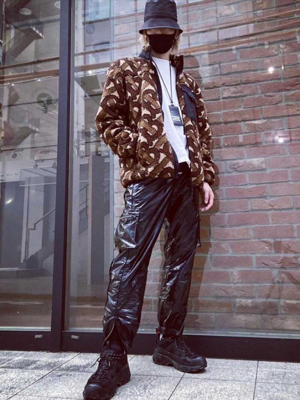 「BURBERRYのアイテム（カードケース、ブラック系）」を使った、HarutakaTomiyoshiさん（メンズ・183cm）の冬コーディネートの1枚目の写真