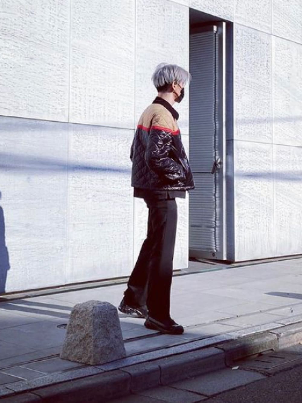 「BURBERRYのアイテム（ジャケット/アウター、ブラック系）」を使った、HarutakaTomiyoshiさん（メンズ・183cm）の冬コーディネートの1枚目の写真
