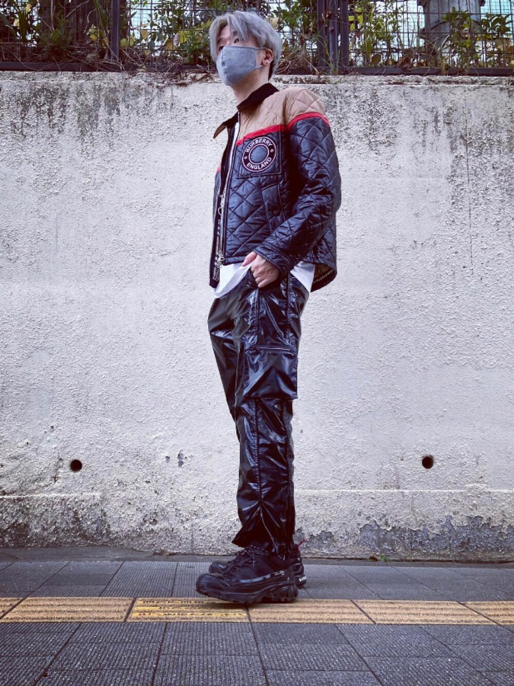 「BURBERRYのアイテム（ジャケット/アウター、ブラック系）」を使った、HarutakaTomiyoshiさん（メンズ・183cm）の冬コーディネートの1枚目の写真