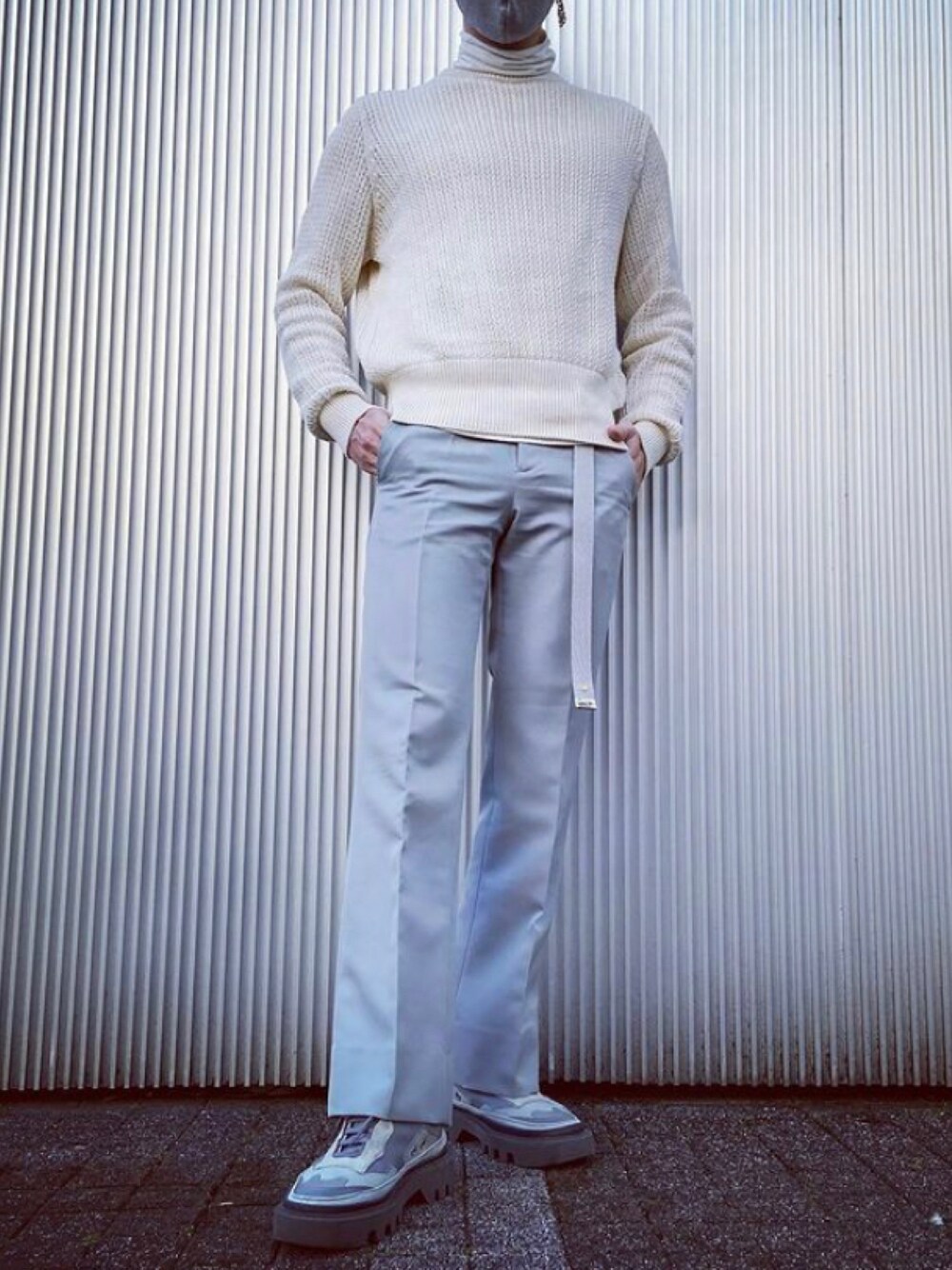 「Acne Studiosのアイテム（ニット/セーター、ホワイト系）」を使った、HarutakaTomiyoshiさん（メンズ・183cm）の冬コーディネートの1枚目の写真