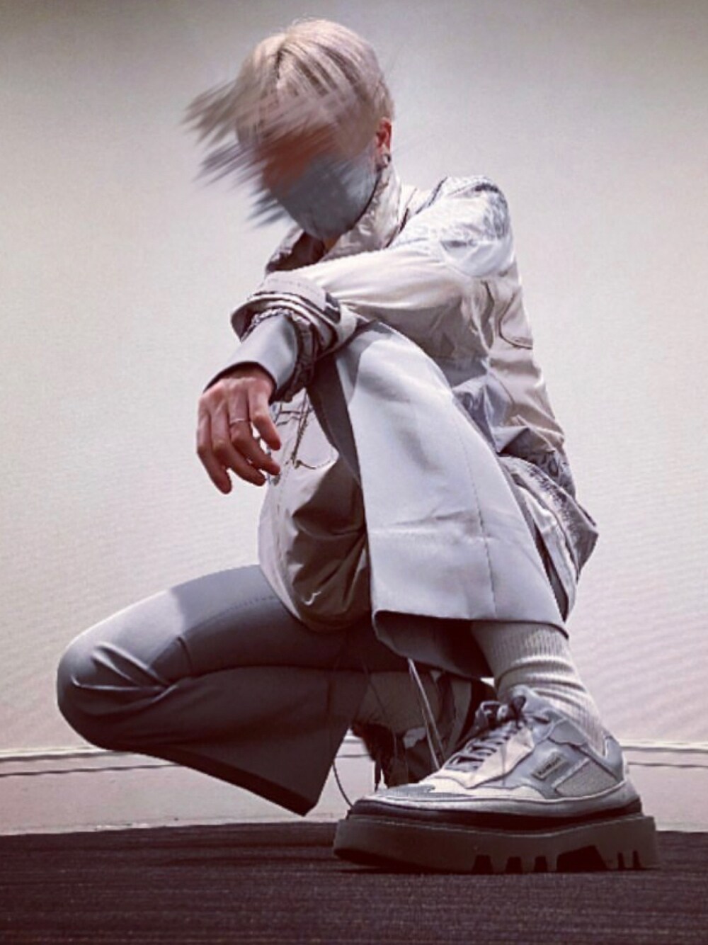 「adidas by Stella McCartneyの【adidas by Stella McCartney】トレーニングスーツ パネルジャケット [Training Suit Panelled Jacket]（ナイロンジャケット、ベージュ系）」を使った、HarutakaTomiyoshiさん（メンズ・183cm）の冬コーディネートの1枚目の写真