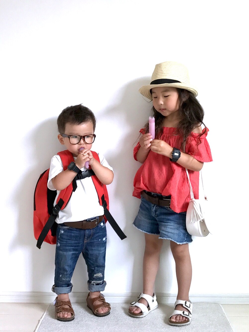 オレンジ系のシャツ/ブラウス、ブルー系のデニムパンツ、ブルー系のデニムパンツを着用したキッズの春コーディネートの1枚目の写真