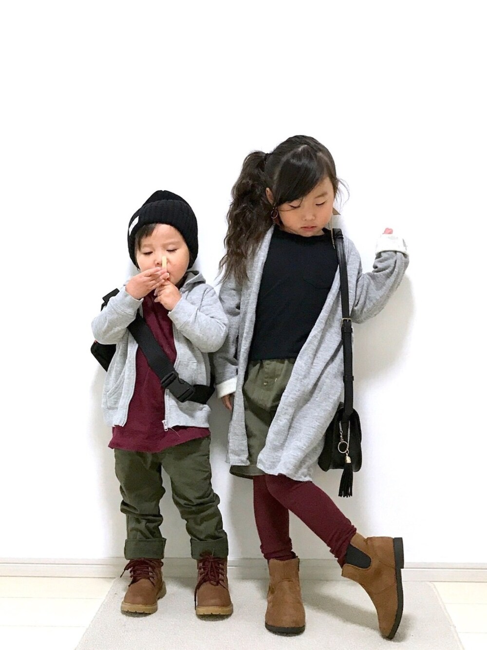 レッド系のTシャツ/カットソー、グリーン系のその他パンツ、ブラウン系のブーツを着用したキッズの冬コーディネートの1枚目の写真