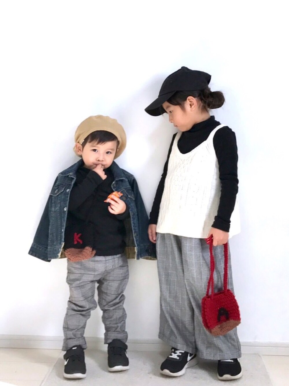 「キッズコーデ、あおmade、姉弟、キャップ、ハイネック、ニットキャミソール、ベレー帽、デニムジャケット、グレンチェック、NIKE」｜「Birthdayのアイテム（キャミソール、ホワイト系）」を使った、ai☆kaaさん（キッズ・110cm）の秋コーディネートの1枚目の写真