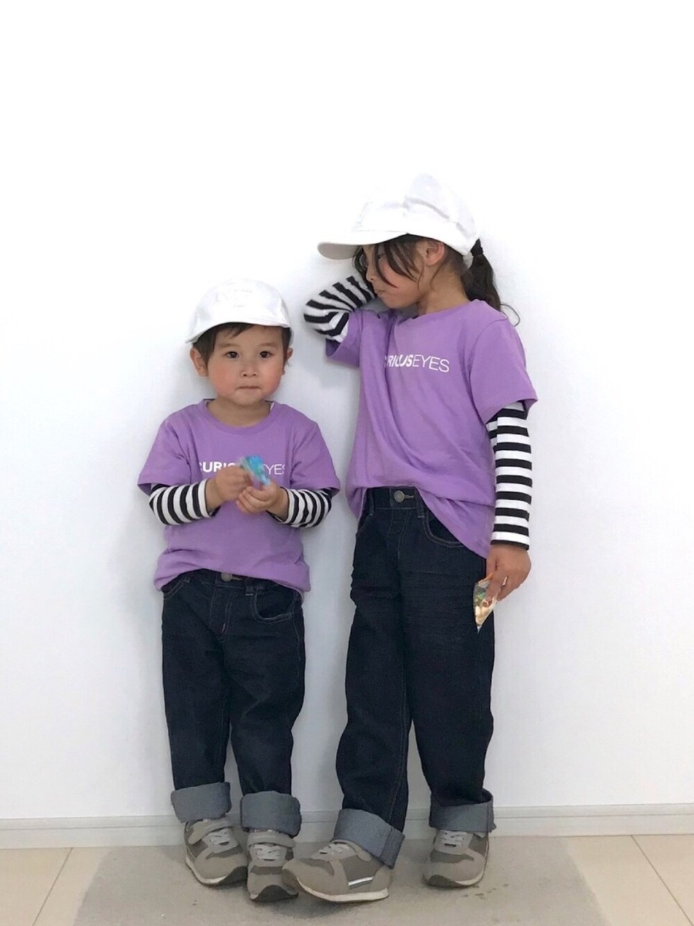 その他のTシャツ/カットソー、ブルー系のデニムパンツ、レッド系のスニーカーを着用したキッズの春コーディネートの1枚目の写真