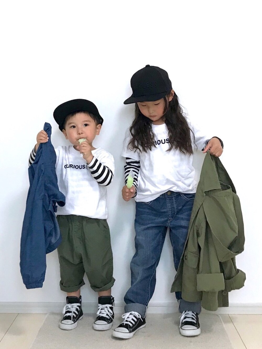 その他のTシャツ/カットソー、グリーン系のその他パンツ、その他のキャップを着用したキッズの春コーディネートの1枚目の写真