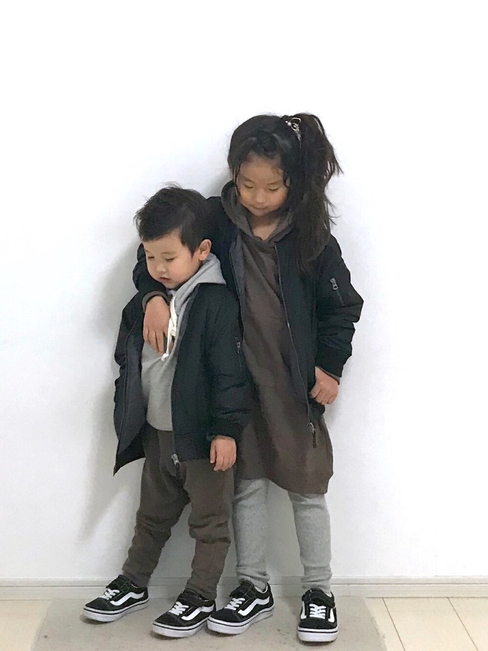 「キッズコーデ、姉弟、シミラールック、UNIQLO、MA-1、パーカーワンピース、リブレギンス、パーカー、サルエルパンツ、VANS」｜「devirockの無地スウェット長袖パーカーワンピース（ワンピース、ブラウン系）」を使った、ai☆kaaさん（キッズ・110cm）の冬コーディネートの1枚目の写真