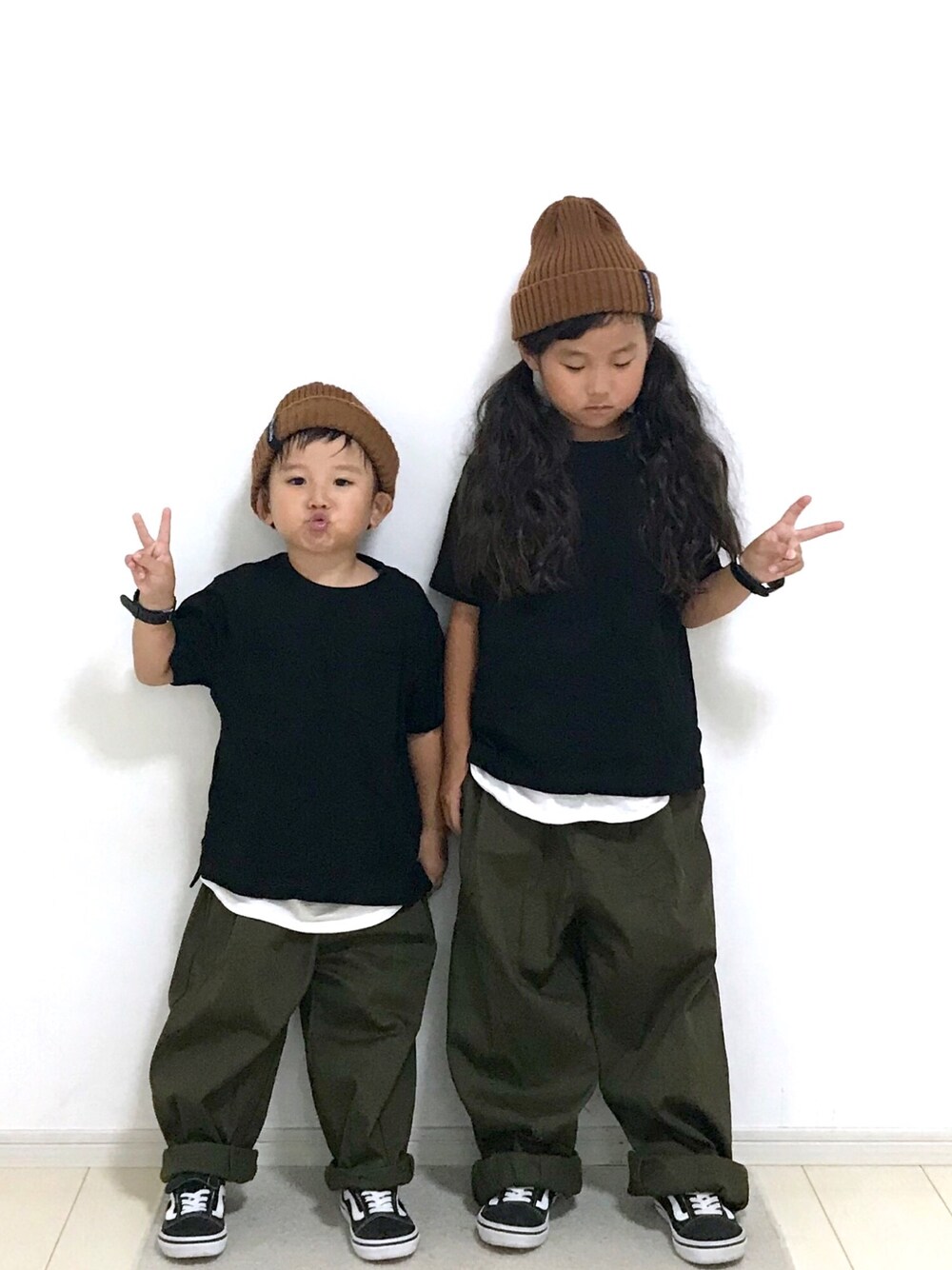 ブラック系のTシャツ/カットソー、ホワイト系のタンクトップ、ホワイト系のタンクトップを着用したキッズの秋コーディネートの1枚目の写真