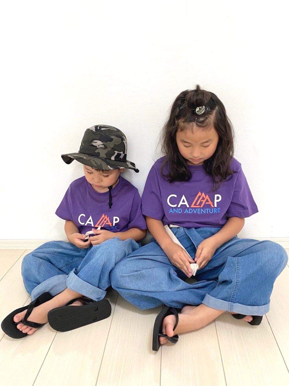 パープル系のTシャツ/カットソー、ブルー系のその他パンツ、ブルー系のその他パンツを着用したキッズの夏コーディネートの1枚目の写真