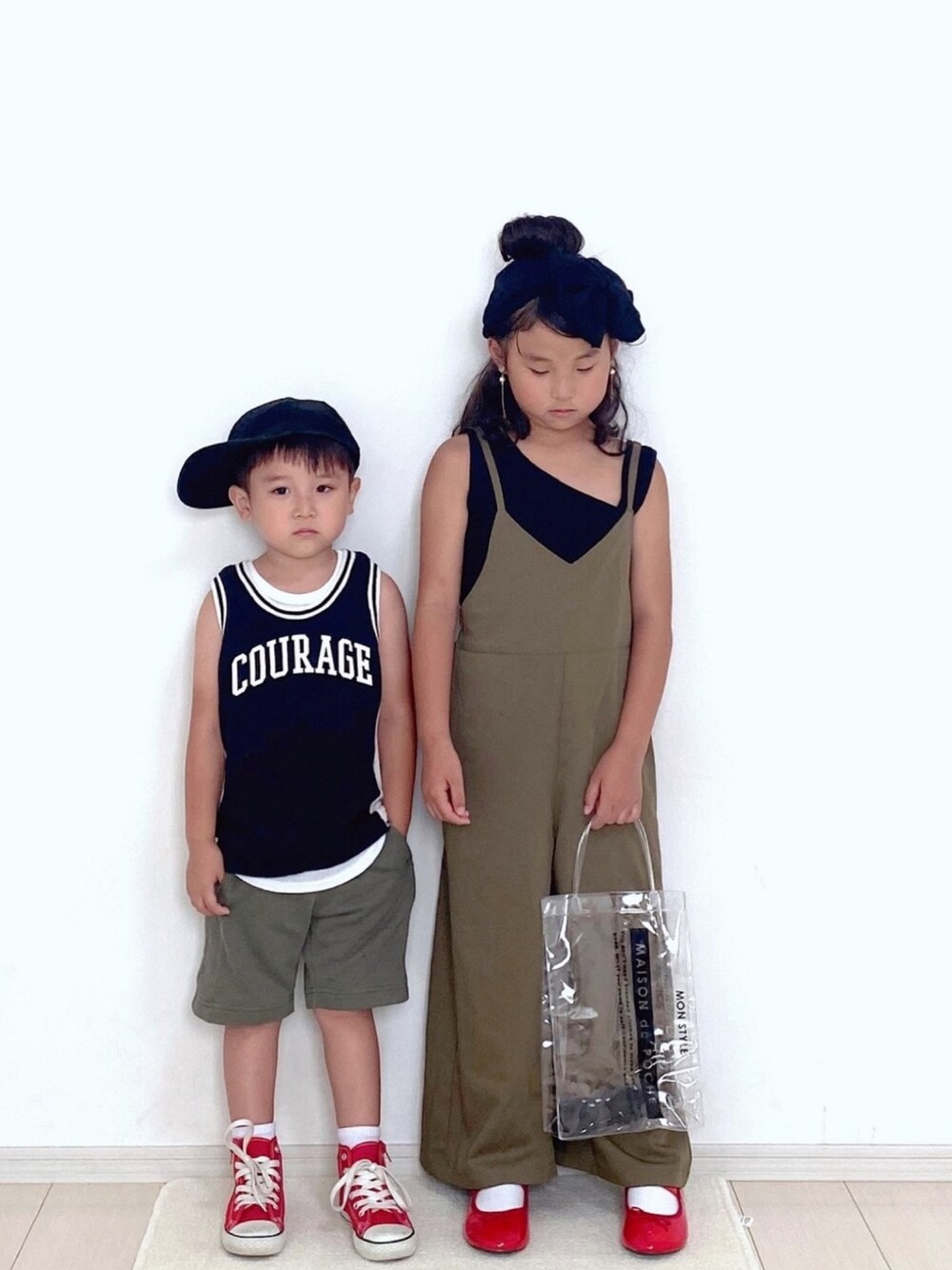 「姉弟、夏コーデ、ヘアバンド、オールインワン、クリアバッグ、赤、パンプス、レイヤードスタイル、ハーフパンツ、赤コンバース」｜「apres jourの【apres jour×ARIAZ】BIGリボンリブターバン（ヘアバンド、ブラック系）」を使った、ai☆kaaさん（キッズ・123cm）の夏コーディネートの1枚目の写真