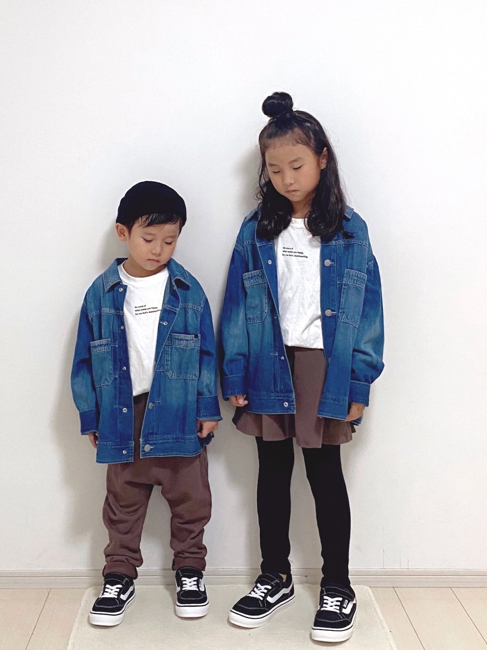 ブルー系のデニムジャケット、ホワイト系のTシャツ/カットソー、ブラウン系のスカートを着用したキッズの秋コーディネートの1枚目の写真