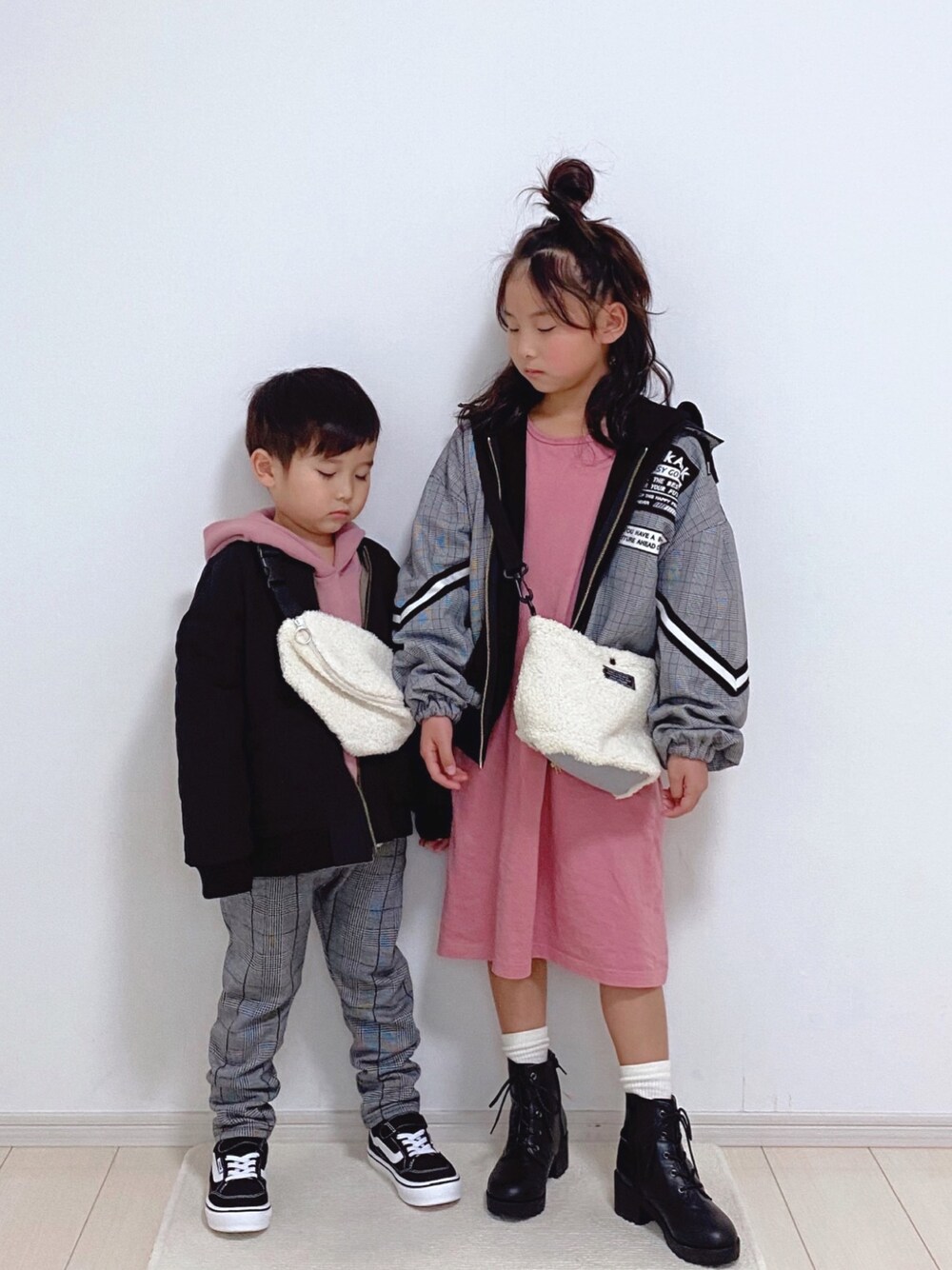 「キッズコーデ、姉弟、ピンク、グレンチェック、プチプラ、シミラールック、ワンピース、ブーツ、パーカー、ファー小物」｜「Birthdayのアイテム（ジャケット/アウター、グレー系）」を使った、ai☆kaaさん（キッズ・125cm）の春コーディネートの1枚目の写真