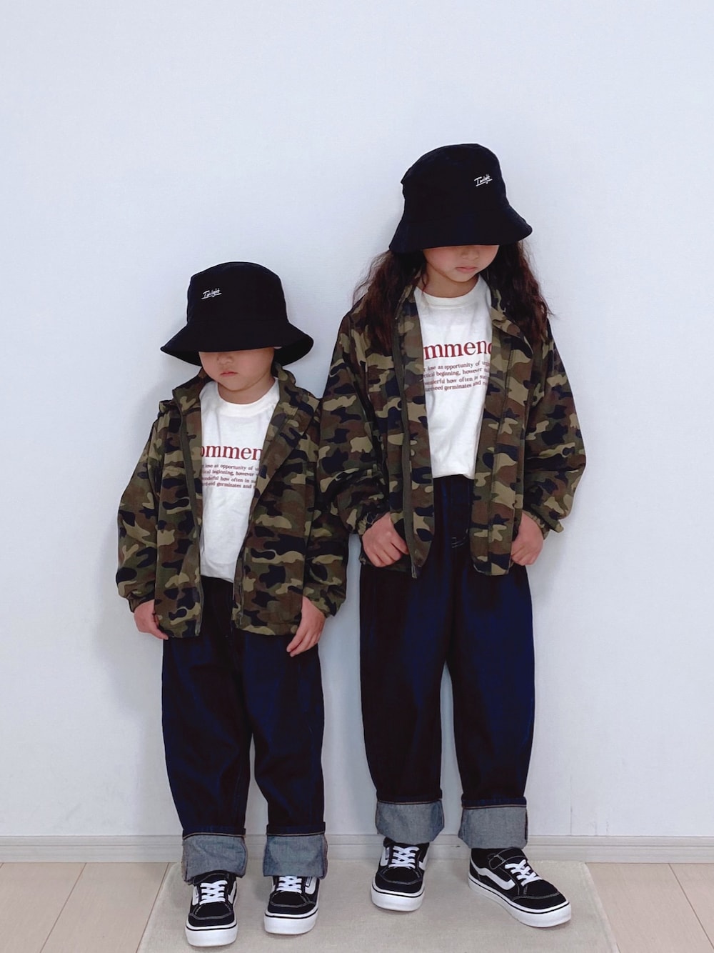 グリーン系のマウンテンパーカー、ホワイト系のTシャツ/カットソー、ブルー系のデニムパンツを着用したキッズの春コーディネートの1枚目の写真