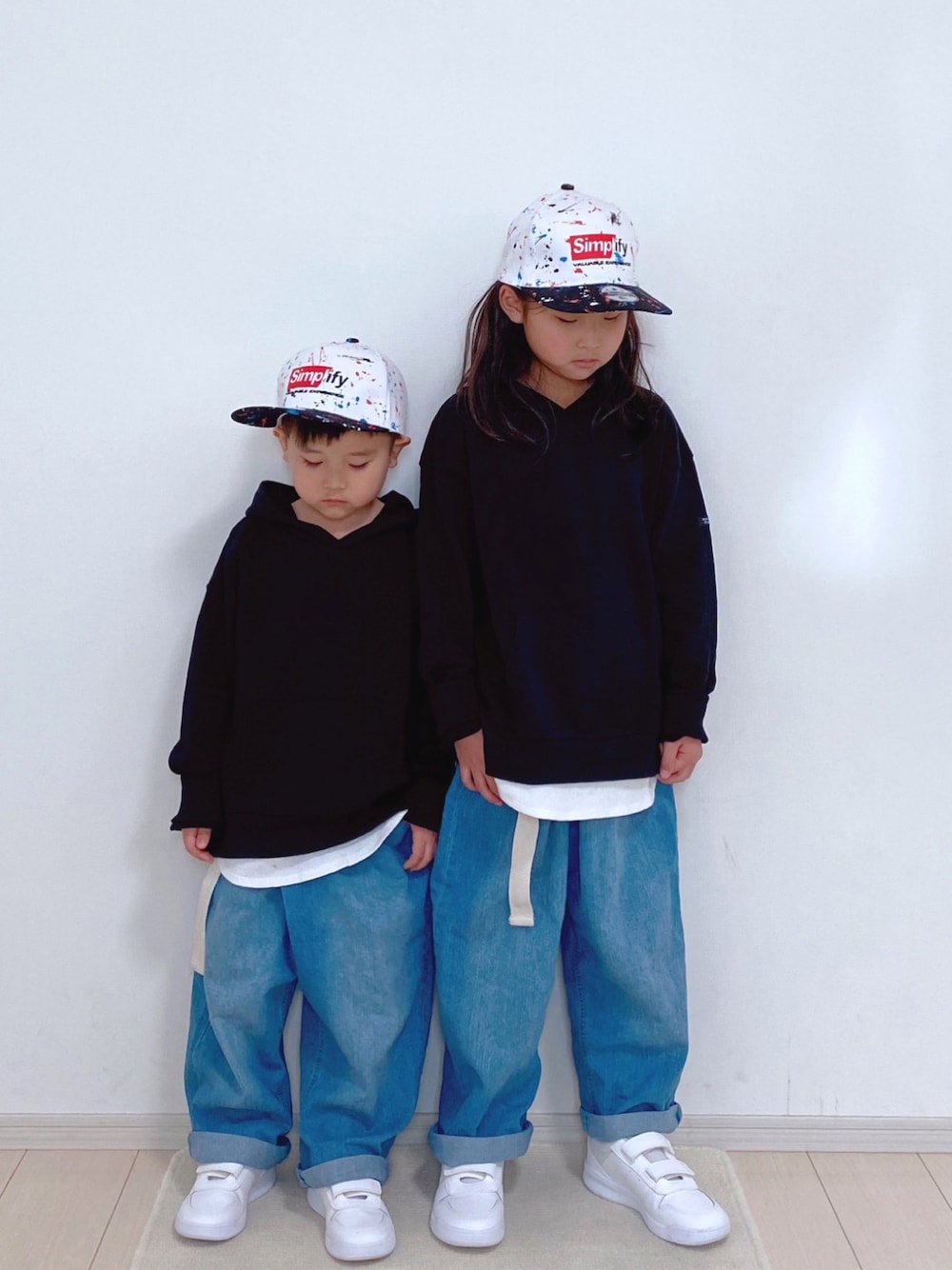 ブラック系のトップス、ブルー系のその他パンツ、ブルー系のその他パンツを着用したキッズの春コーディネートの1枚目の写真