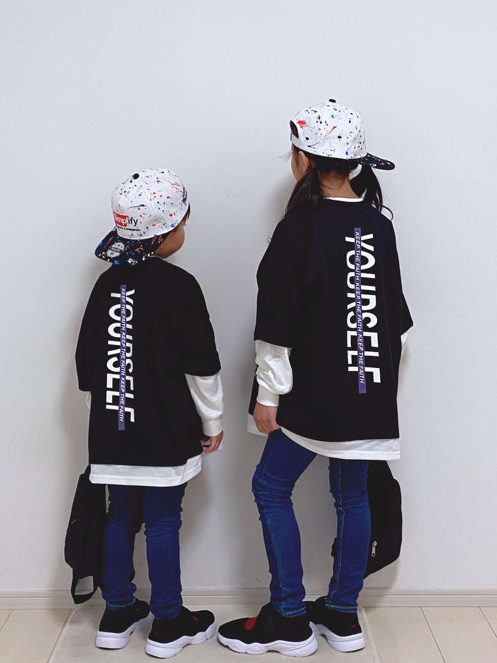 「ストリート、プチプラ、おそろいコーデ、ペイント、キャップ、バックプリント、レイヤード風、Tシャツ、スキニーデニム、ウエストポーチ」｜「Mac-Houseのアイテム（キャップ、ホワイト系）」を使った、ai☆kaaさん（キッズ・125cm）の春コーディネートの1枚目の写真