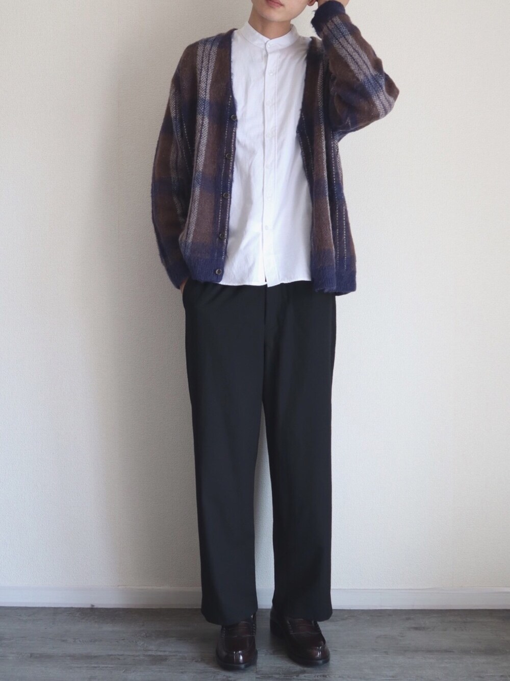 ブルー系のカーディガン/ボレロ、ホワイト系のシャツ/ブラウス、ブラック系のスラックスを着用したメンズの冬コーディネートの1枚目の写真