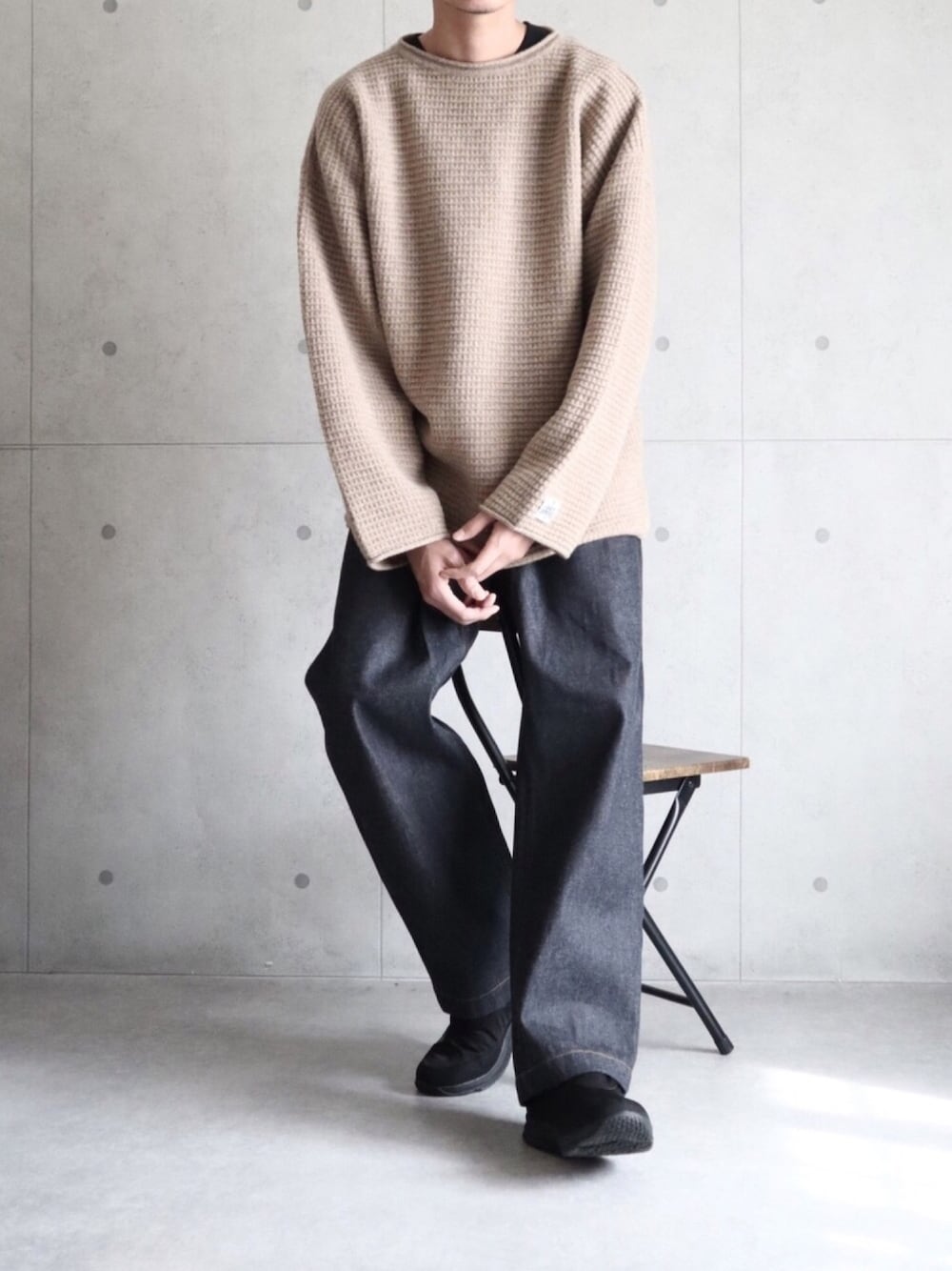 「ゆるコーデ、リラックススタイル、ワッフル、ワイドパンツ、モックシューズ」｜「JOURNAL STANDARD relumeのHAMILTON WOOL 100% ワッフルニット（ニット/セーター、ベージュ系）」を使った、Gさん（メンズ・182cm）の秋コーディネートの1枚目の写真