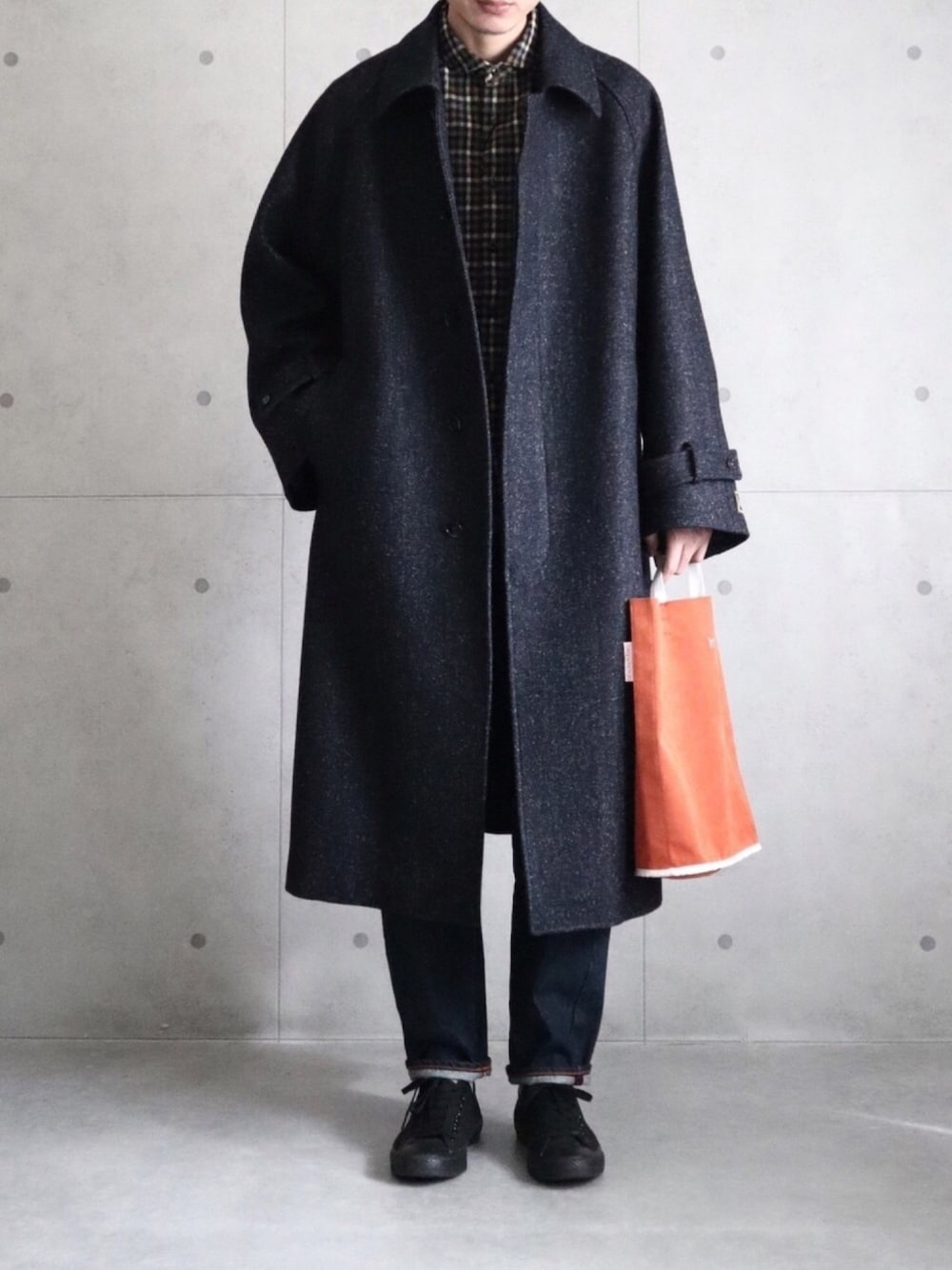 「年末WEAR感謝祭、冬コーデ、オーバーコート、ロングコート、デニムパンツ、オレンジ」｜「BAG'n'NOUNのアイテム（トートバッグ、オレンジ系）」を使った、Gさん（メンズ・182cm）の冬コーディネートの1枚目の写真
