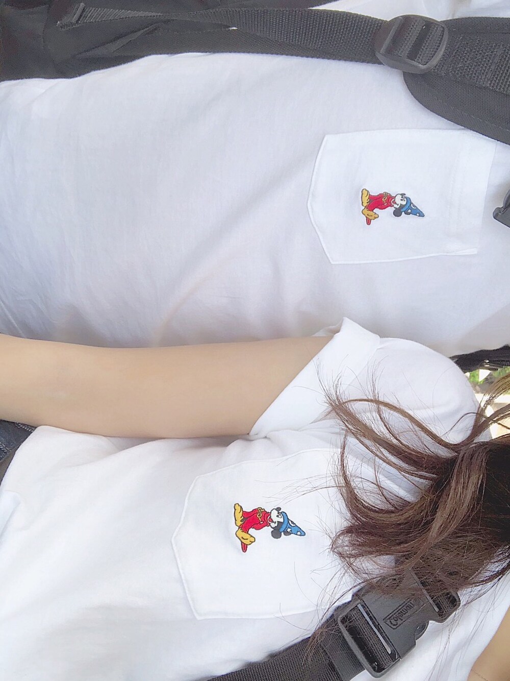 「ディズニー、ペアルック、カップルコーデ、カップル」｜「UNIQLOのアイテム（Tシャツ/カットソー、ホワイト系）」を使った、mio 🌷さん（レディース・155cm）の春コーディネートの1枚目の写真