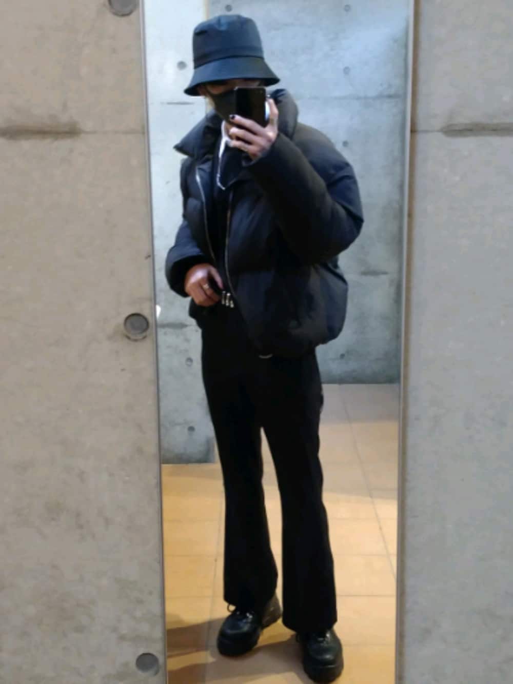 「モード系、年末WEAR感謝祭」｜「ADRERのアイテム（シューズ、ブラック系）」を使った、art_29nemoさん（メンズ・171cm）の冬コーディネートの1枚目の写真