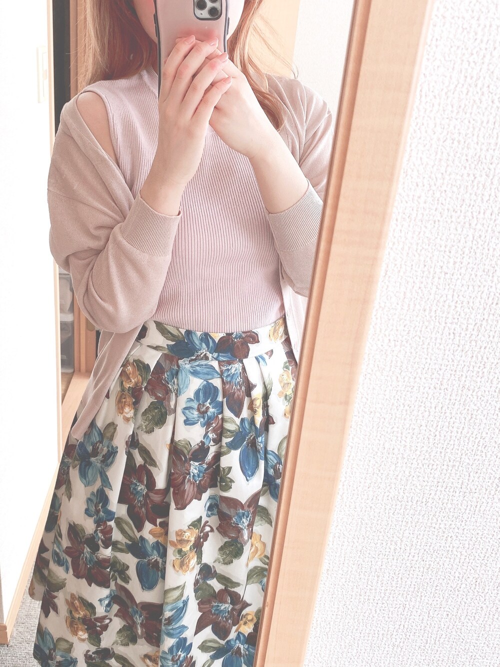 「春夏コーデ、今日のコーデ、休日コーデ、おうちファッション、部屋撮り」｜「Apuweiser-richeのアイテム（トップス、ピンク系）」を使った、mayukoさん（レディース・157cm）の春コーディネートの1枚目の写真