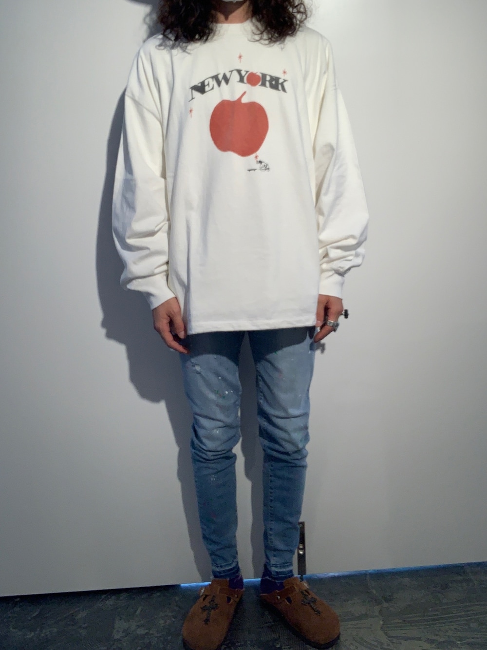 「ファッションの力を信じよう」｜「REMI RELIEFのREMI RELIEF (レミレリーフ)　別注16/-天竺ロングTシャツ NEW YORK APPLE（Tシャツ/カットソー、ホワイト系）」を使った、souyaさん（メンズ・172cm）の夏コーディネートの1枚目の写真
