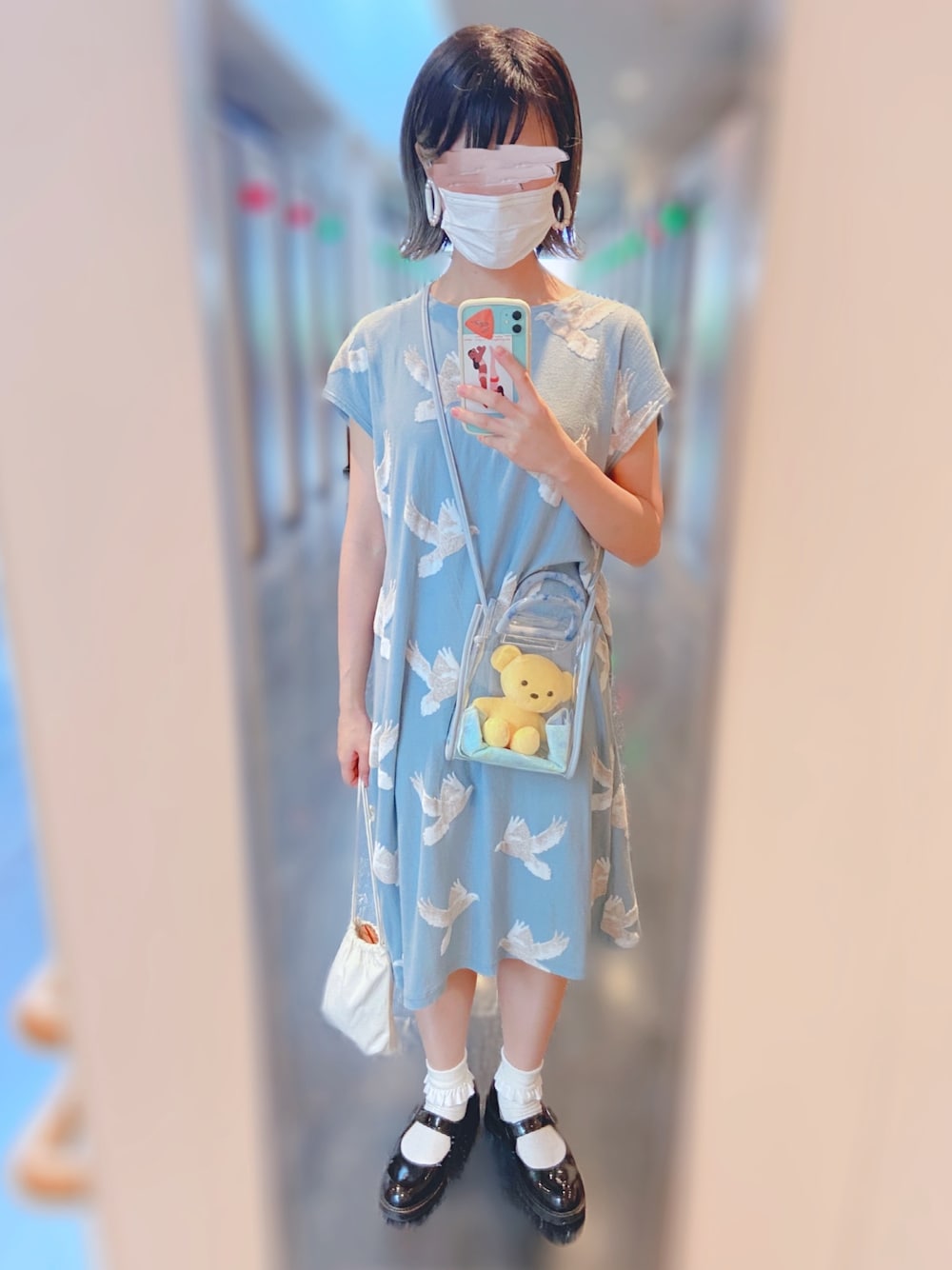 ブルー系のショルダーバッグ、ブルー系のワンピース、ブラック系のドレスシューズを着用したレディースの夏コーディネートの1枚目の写真