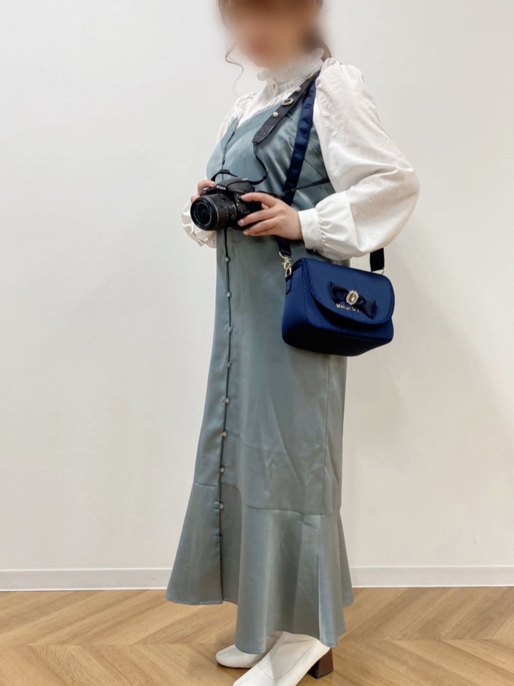 「Maison de FLEUR 、Maison de FLEUR Petite Robe、メゾンドフルール、メゾンドフルールプチローブ、シンプル、きれいめカジュアル、カメラ女子、カメラ」｜「ELENCARE DUEの・【ELENCARE DUE】 フリルハイネックブラウス＊★（シャツ/ブラウス、ホワイト系）」を使った、あかりさん（レディース・155cm）の春コーディネートの1枚目の写真