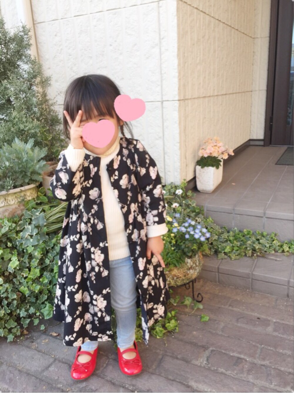 「花柄ワンピース、ガウン、女の子コーデ、デニムパンツ、バレエシューズ、2歳」｜「Right-onのアイテム（ワンピース、ブラック系）」を使った、airinrinさん（キッズ・90cm）の春コーディネートの1枚目の写真