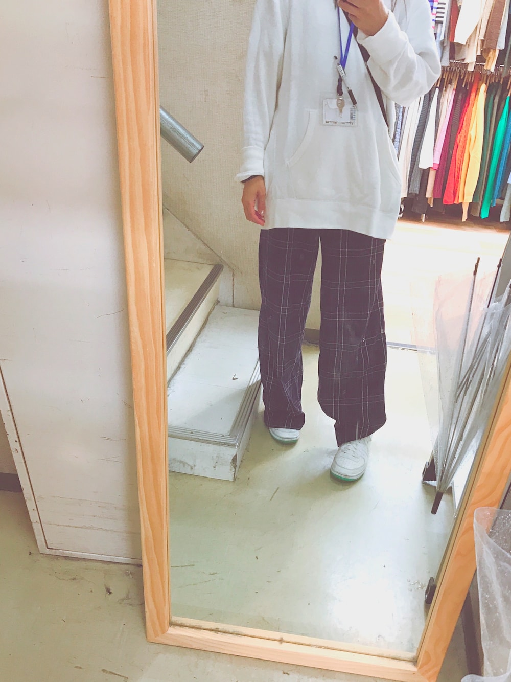 「ママコーデ、仕事着、仕事コーデ、だぼっとゆるっと。」｜「UNIQLOのMEN スウェットプルパーカ（長袖）（パーカー、ホワイト系）」を使った、まはろさん（レディース・159cm）の秋コーディネートの1枚目の写真