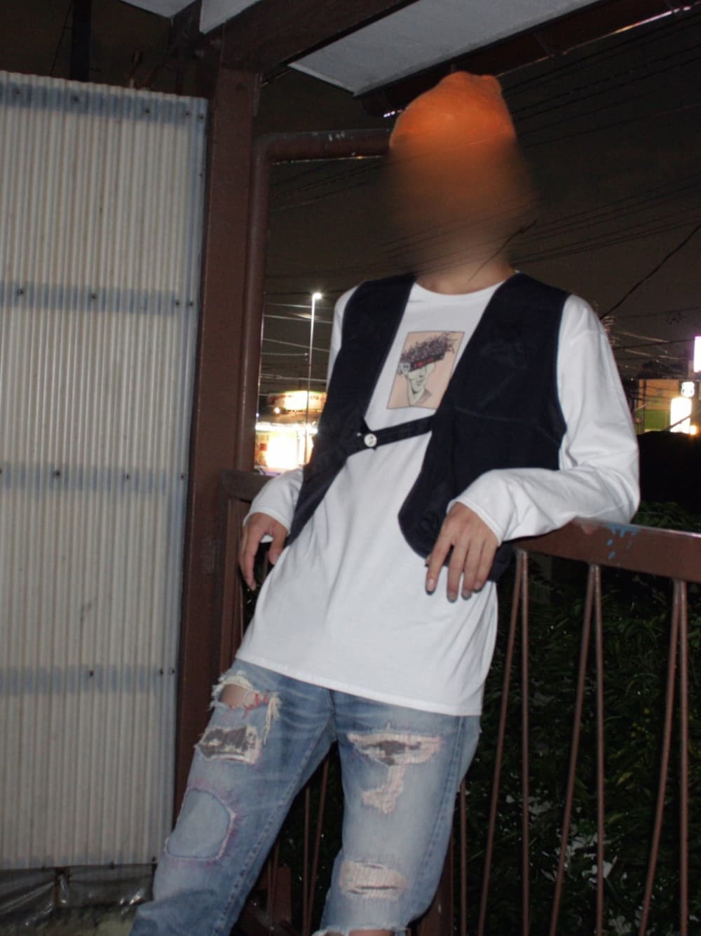 ブラック系のベスト、ホワイト系のTシャツ/カットソー、ブルー系のデニムパンツを着用したメンズの秋コーディネートの1枚目の写真