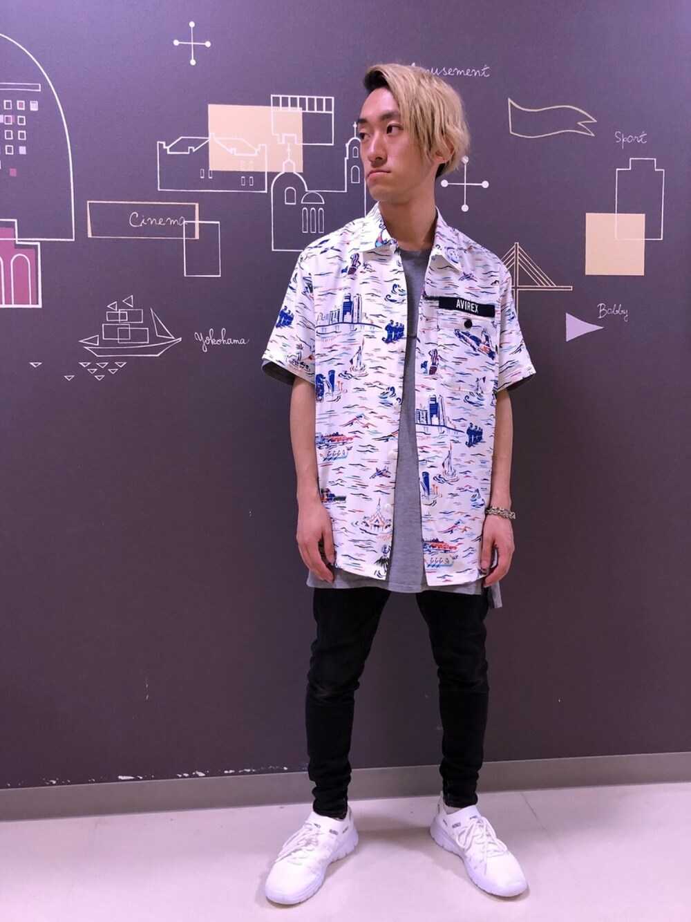 「スニーカー、ミリタリー、NIKE、夏、スキニー、柄シャツ、Tシャツ、AVIREX、ラフ、アロハシャツ」｜「AVIREXのAVIREX/アヴィレックス/ 半袖 オーバープリント ハワイアンシャツ/ S/S OVER PRINT HAWAIIAN SHIRT/ アロハシャツ（シャツ/ブラウス、ホワイト系）」を使った、DAIKIさん（メンズ・157cm）の春コーディネートの1枚目の写真