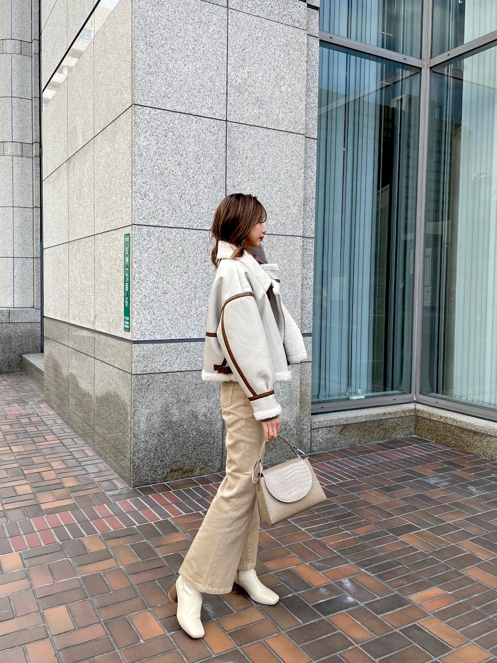 「MURUAのストレッチブーツ（ブーツ、ホワイト系）」を使った、瀬戸 南さん（レディース・173cm）の秋コーディネートの1枚目の写真