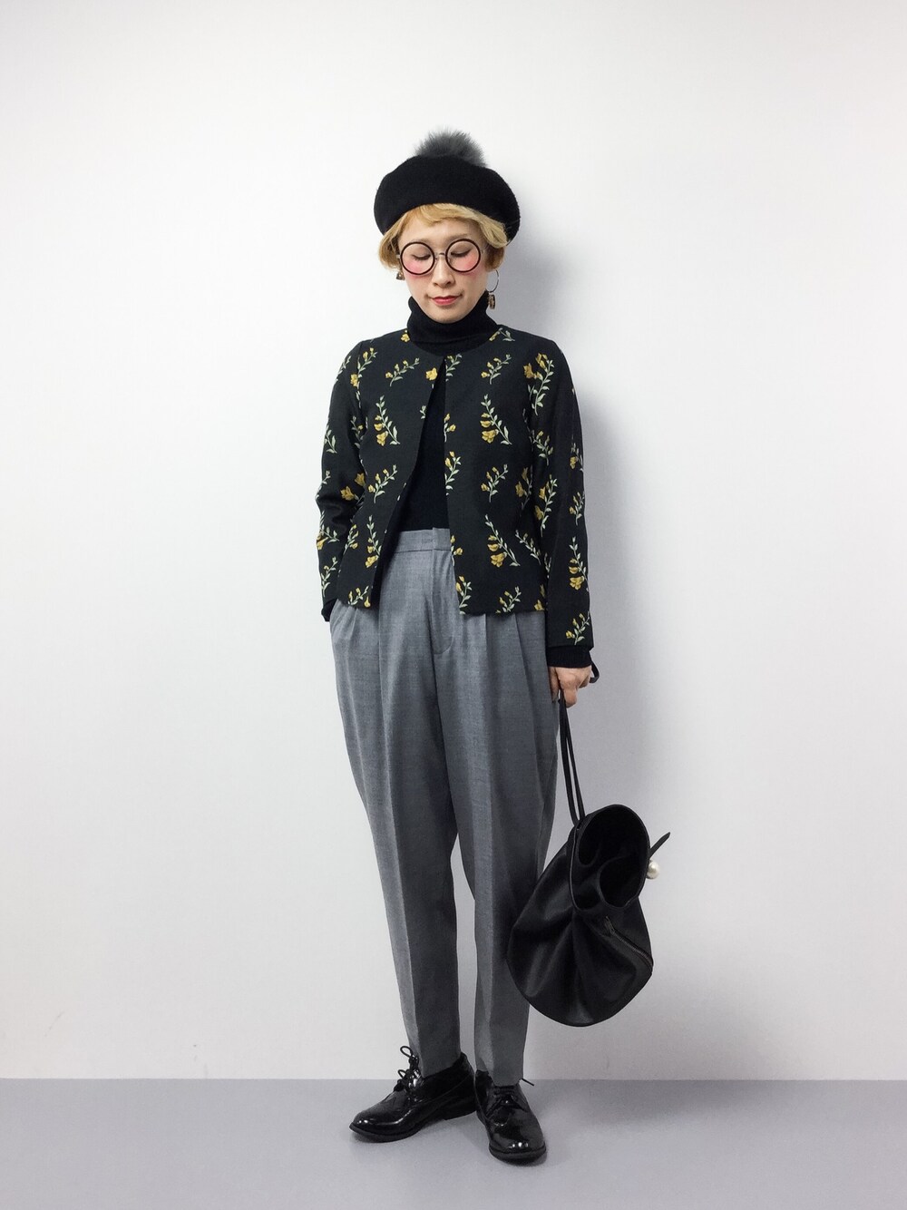 「テーパードパンツ、ベレー帽、花柄、ジャガード、タートルネック、大人カジュアル、丸メガネ、ノーカラージャケット、金髪、低身長」｜「JOURNAL STANDARDのフラワージャガードジャケット（ノーカラージャケット、ブラック系）」を使った、ひいこさん（レディース・154cm）の冬コーディネートの1枚目の写真