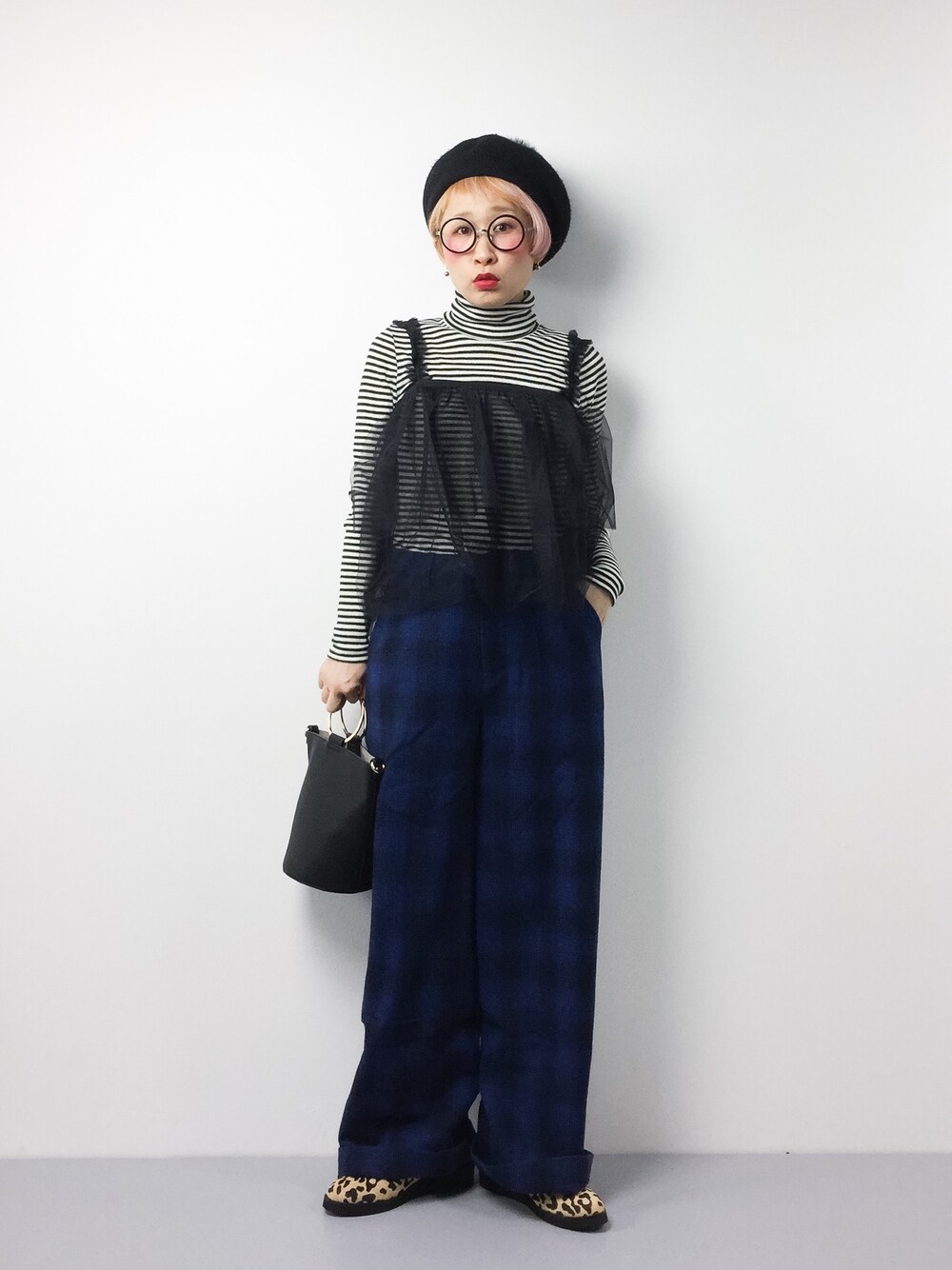 「レオパード、ベレー帽、タートルネック、ワイドパンツ、チェックパンツ、丸メガネ、柄×柄、ボーダートップス、個性派、チューブトップ」｜「ROSE BUD COUPLES の(B.B)62365-12IM（シャツ/ブラウス、ブラック系）」を使った、ひいこさん（レディース・154cm）の冬コーディネートの1枚目の写真