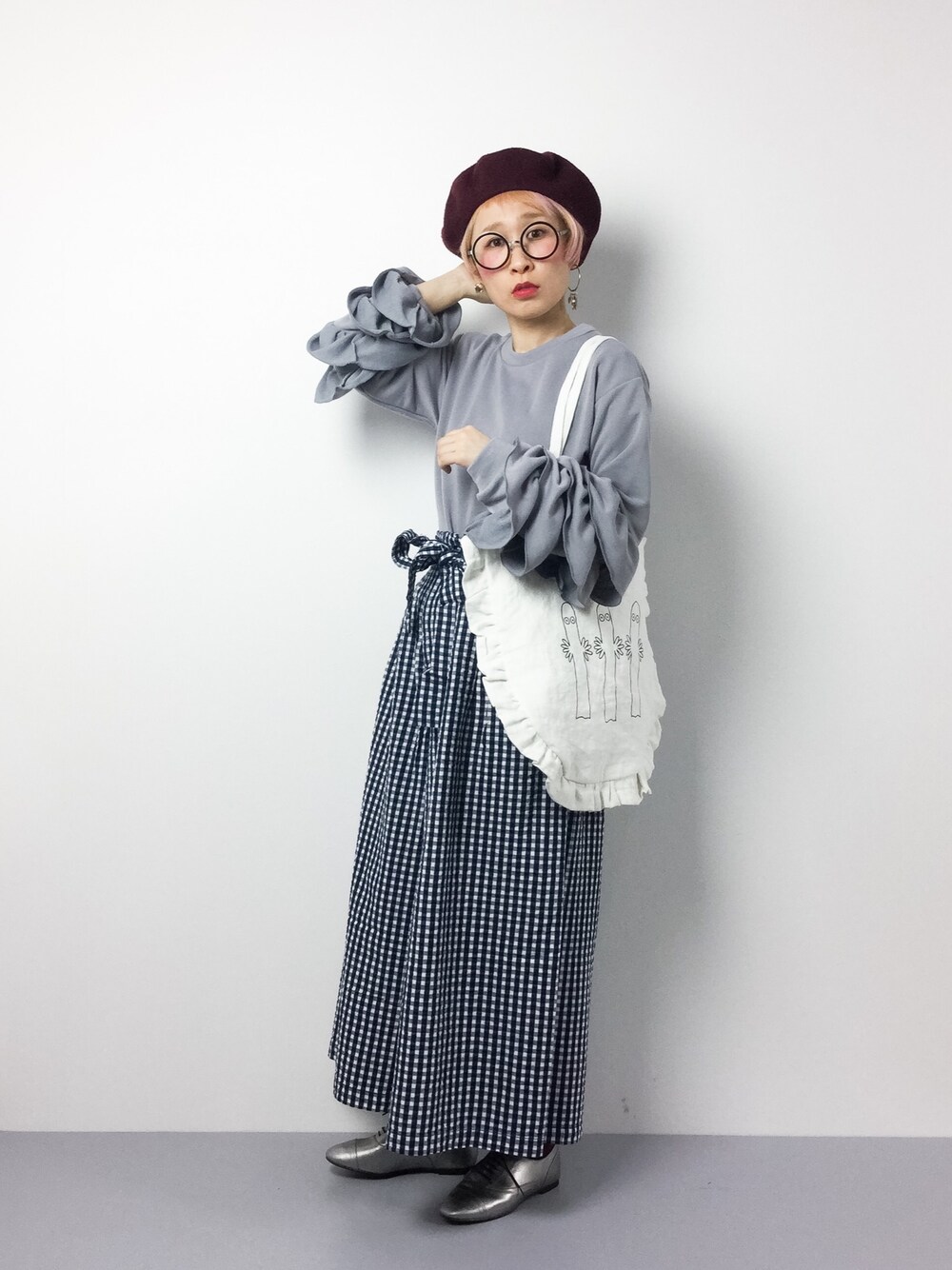 「トートバッグ、ベレー帽、fashion、ウエストマーク、丸メガネ、個性派、ウエストイン、ギンガムチェックパンツ、オトナカジュアル、袖フリル」｜「select MOCAのボリュームフリルスリーブボックスシルエットラウンドネックプルオーバートップス（Tシャツ/カットソー、グレー系）」を使った、ひいこさん（レディース・154cm）の冬コーディネートの1枚目の写真