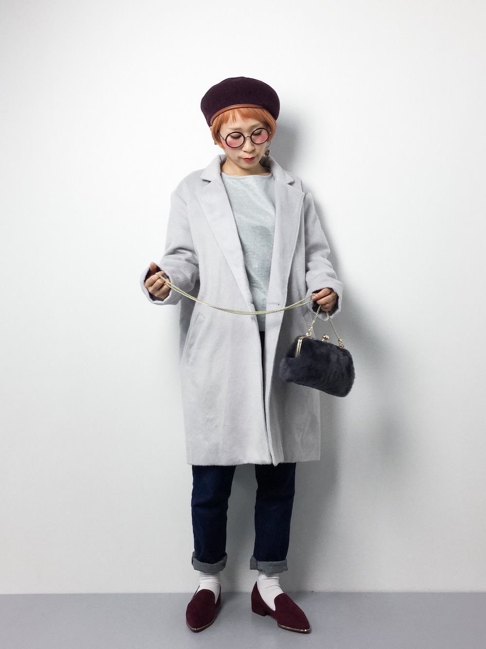 「パンプス、チェスターコート、ベレー帽、大人カジュアル、デニムパンツ、丸メガネ、チェーンバッグ、シンプルコーデ、パフスリーブ、ファークラッチ」｜「dazzlinのパイピングニットベレー（ハンチング/ベレー帽、レッド系）」を使った、ひいこさん（レディース・154cm）の冬コーディネートの1枚目の写真