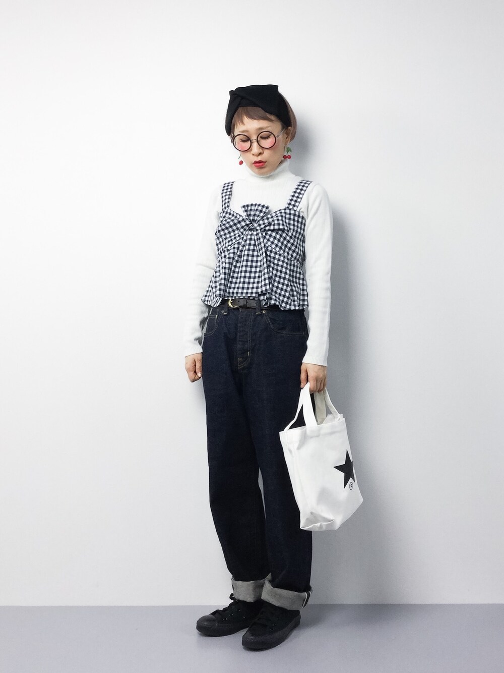 「コンバース、ヘアバンド、タートルネック、ギンガムチェック、ビスチェ、デニムパンツ、丸メガネ、ロールアップ、キャミソール、セルビッチデニム」｜「Heatherのｷﾞﾝｶﾞﾑ*ﾋﾞｽﾁｪｷｬﾐ  747525（キャミソール、ブラック系）」を使った、ひいこさん（レディース・154cm）の春コーディネートの1枚目の写真