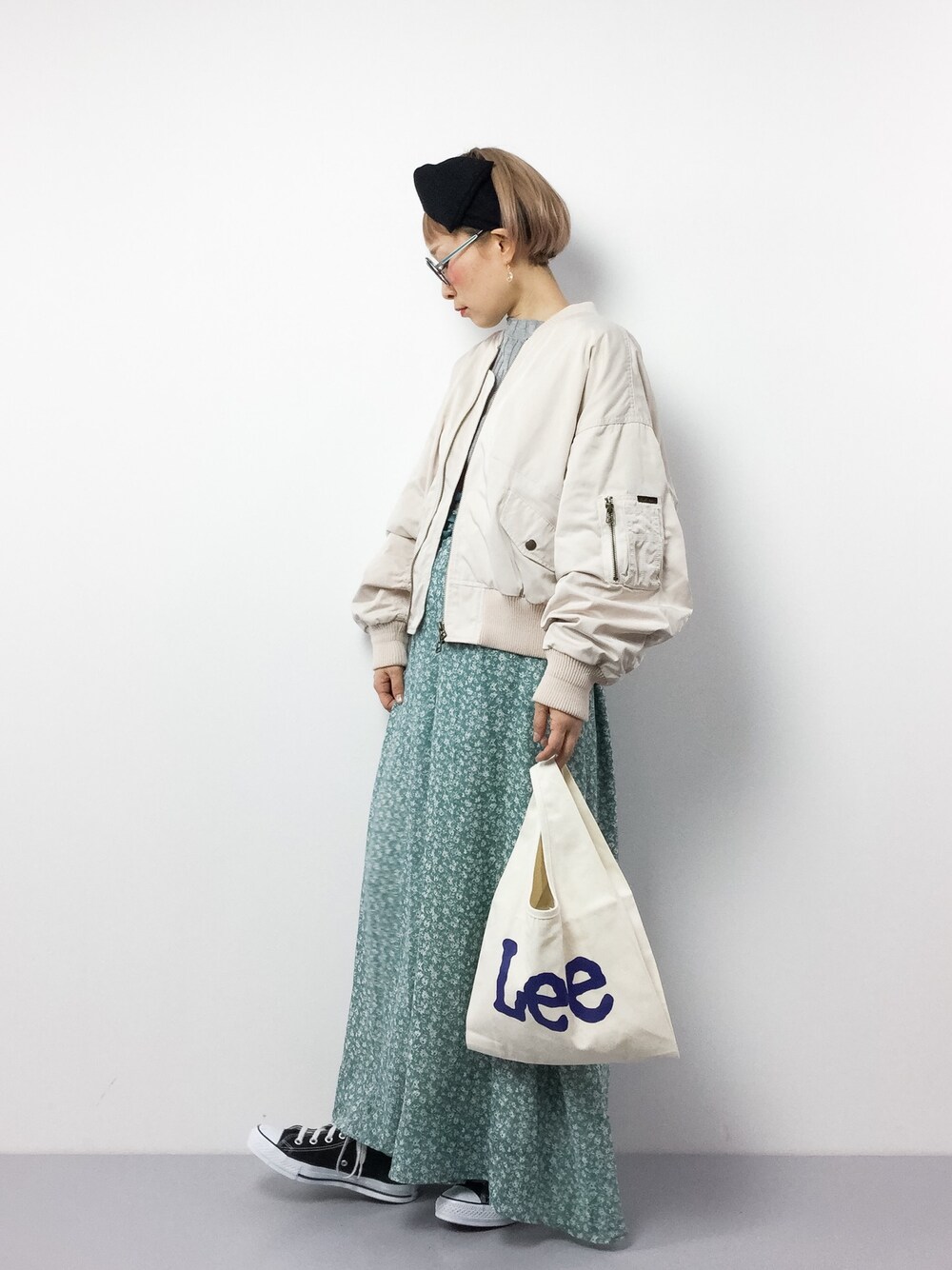 「ヘアバンド、MA-1、花柄、めがね、LEE、大人カジュアル、コンバース オールスター、春コーデ、スカンツ、チビーズ✳︎」｜「niko and...の■忽那汐里さん着用■ヴィンテージフラワースカンツ【niko and ...】（その他パンツ、グリーン系）」を使った、ひいこさん（レディース・154cm）の春コーディネートの1枚目の写真