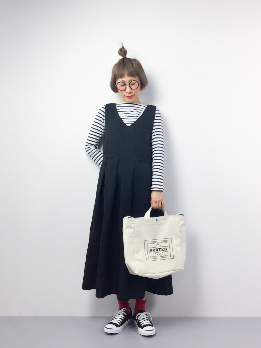 「ワンピース、ボーダー、Vネック、大人カジュアル、fashion、ジャンパースカート、ジャックパーセル、赤い靴下、ちょんまげ、POTER」｜「MERLOTのVネックジャンパースカート5936（ジャンパースカート、ブラック系）」を使った、ひいこさん（レディース・154cm）の春コーディネートの1枚目の写真