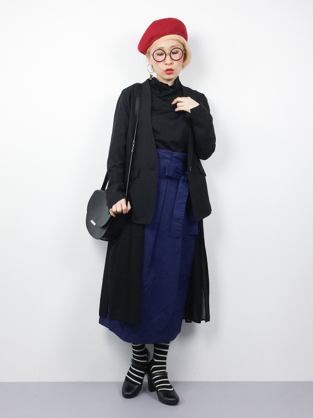 ブラック系のTシャツ/カットソー、ブラック系のテーラードジャケット、ブルー系のスカートを着用したレディースの春コーディネートの1枚目の写真