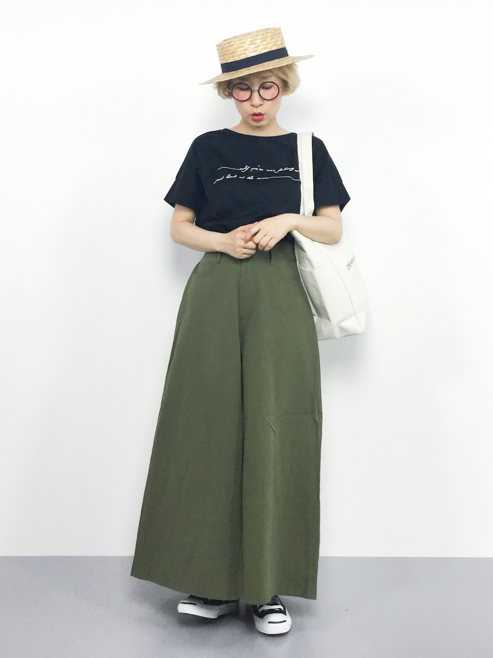 「Tシャツ、ワイドパンツ、ジャックパーセル、夏コーデ、カンカン帽、低身長、ラクチンコーデ、オトナカジュアル、黒×カーキ」｜「LUCAのLC/LLL 筆記体ロゴビックTシャツ（Tシャツ/カットソー、ブラック系）」を使った、ひいこさん（レディース・154cm）の夏コーディネートの1枚目の写真