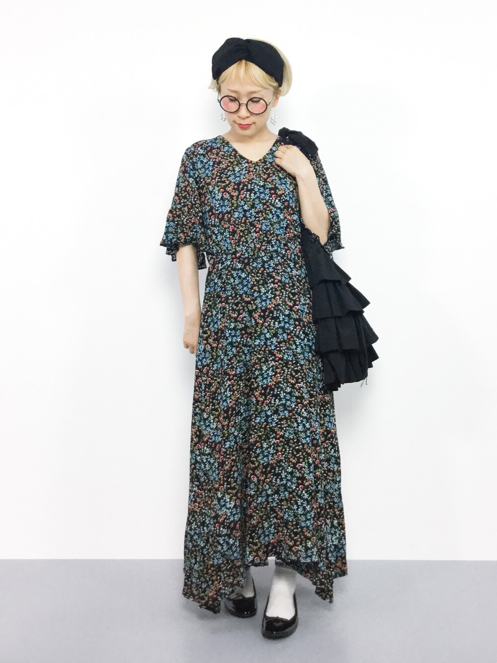 「ヘアバンド、バレエシューズ、小花柄、花柄ワンピース、夏コーデ、低身長、ちりめん、フリルトート、オトナカジュアル」｜「coca（coca）のちりめん風小花柄ロングワンピース（ワンピース、ブラック系）」を使った、ひいこさん（レディース・154cm）の夏コーディネートの1枚目の写真