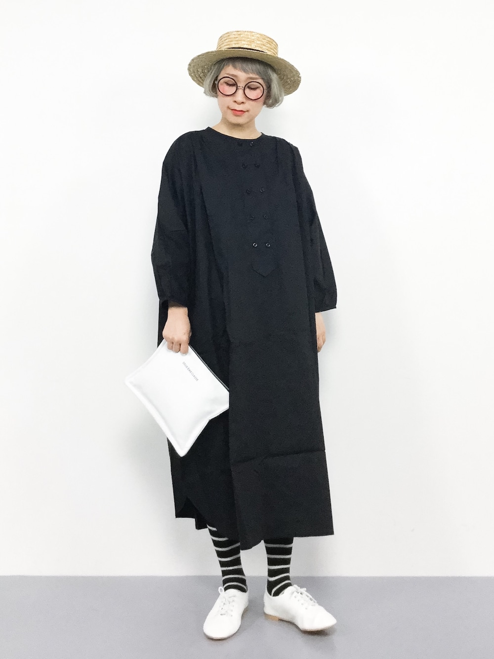 「ワンピース、クラッチバッグ、黒、シャツワンピ、ootd、シンプルコーデ、カンカン帽、オトナカジュアル、しましまソックス、ダブルボタン」｜「MERLOTのダブルボタンパフスリーブシャツワンピース7143（シャツワンピース、ブラック系）」を使った、ひいこさん（レディース・154cm）の夏コーディネートの1枚目の写真