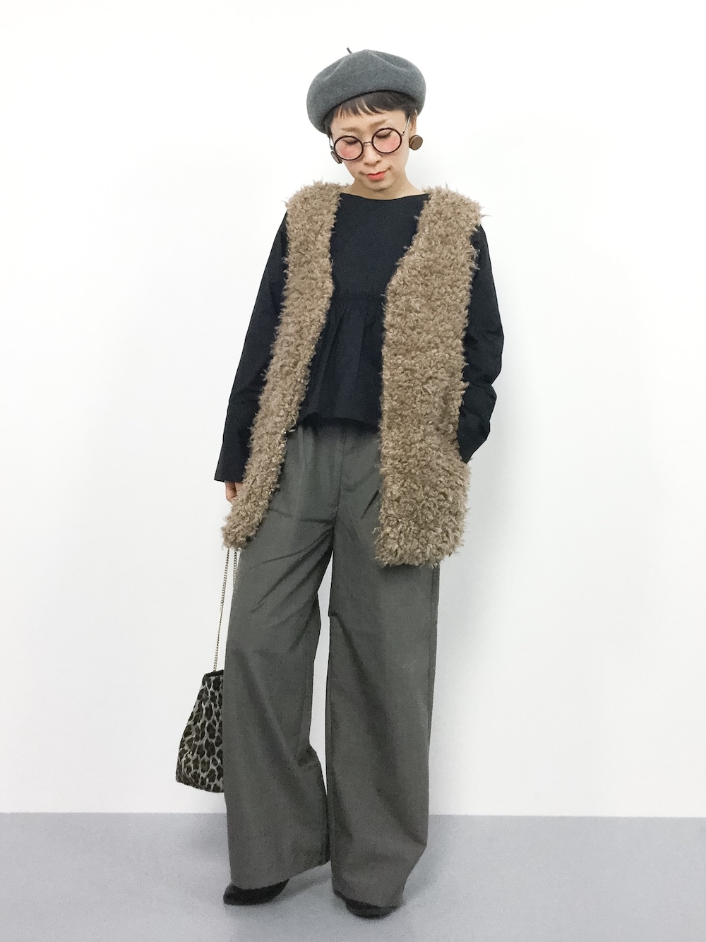 「ベレー帽、ベスト、サイドゴアブーツ、チェックパンツ、もこもこ、ウエストマーク、グレンチェック、ファーベスト、低身長、オトナカジュアル」｜「AZUL by moussyのプードルファーベスト（ベスト、ベージュ系）」を使った、ひいこさん（レディース・154cm）の秋コーディネートの1枚目の写真