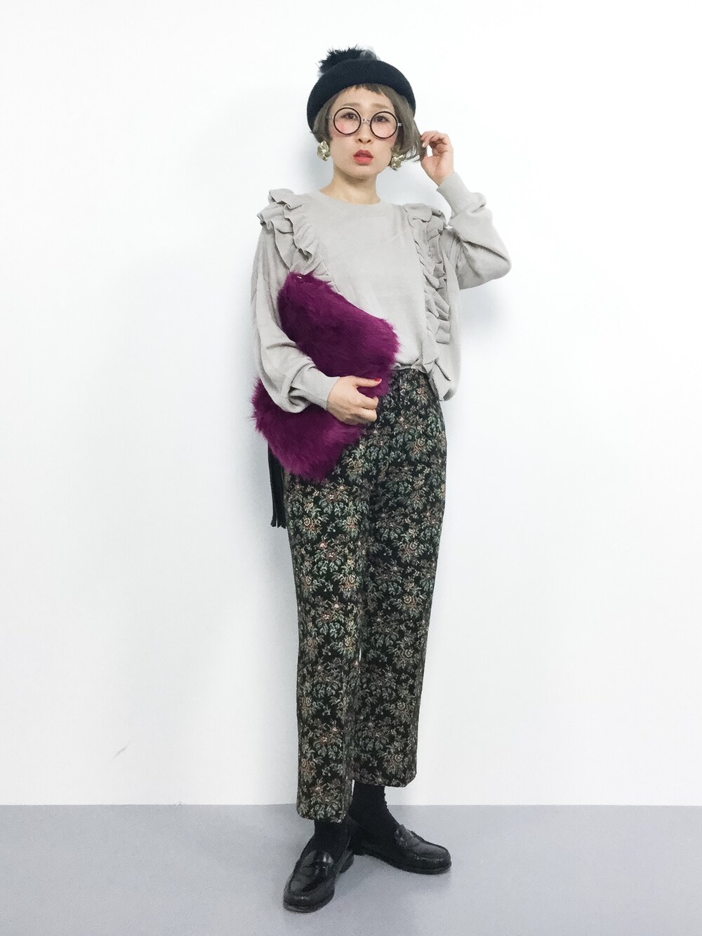 ブラック系のその他パンツ、ベージュ系のニット/セーター、パープル系のショルダーバッグを着用したレディースの秋コーディネートの1枚目の写真