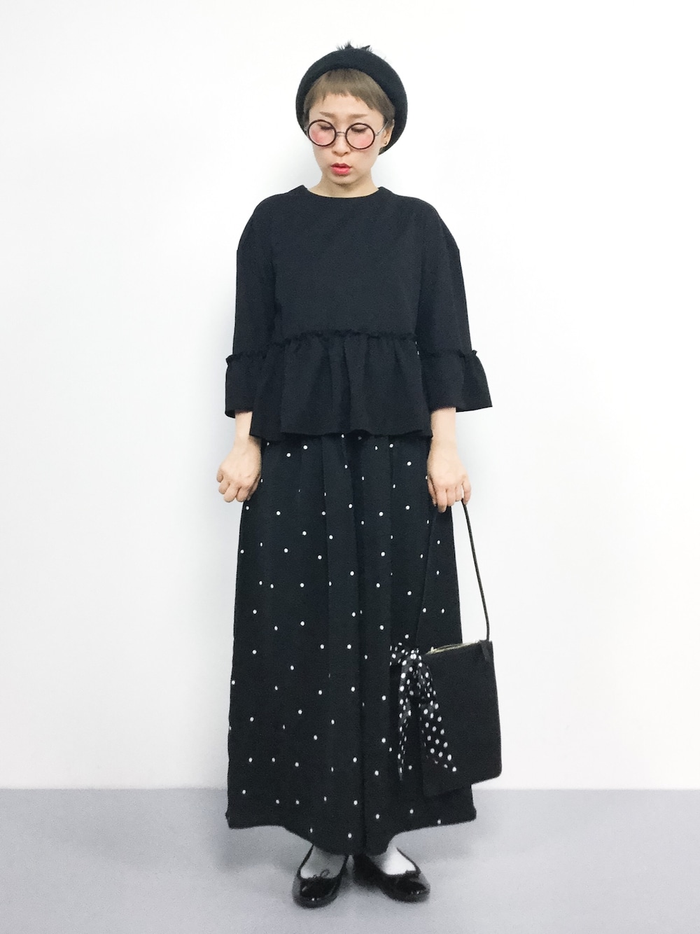 「ブラウス、ブラック、ベレー帽、黒、フリル、バレエシューズ、ガウチョパンツ、ドットパンツ、シック、秋」｜「AMERICAN HOLICのドットガウチョパンツ（その他パンツ、ブラック系）」を使った、ひいこさん（レディース・154cm）の秋コーディネートの1枚目の写真